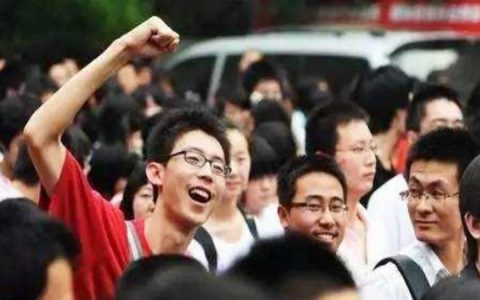 为什么有的人学历高而穷困一生（一个人的学历决定一生吗）