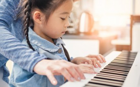 入学是看户口还是看房产证（房产证跟户口有关系吗）